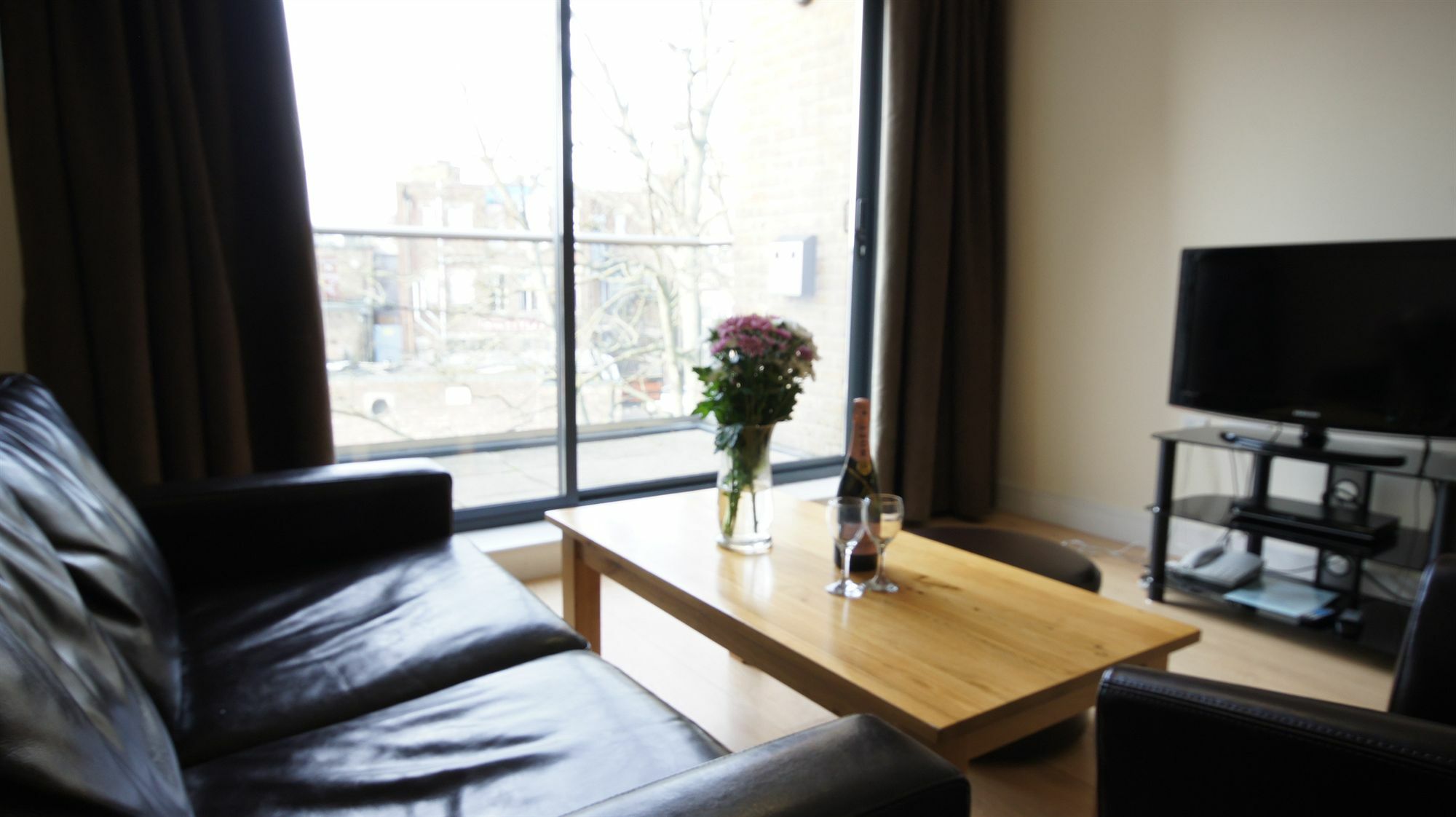 Lodge Drive Serviced Apartments Enfield Exterior photo